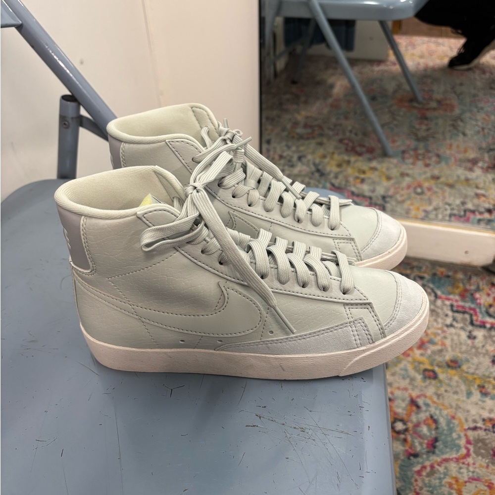 Nike girls youth kids Sneakers in Light Gray